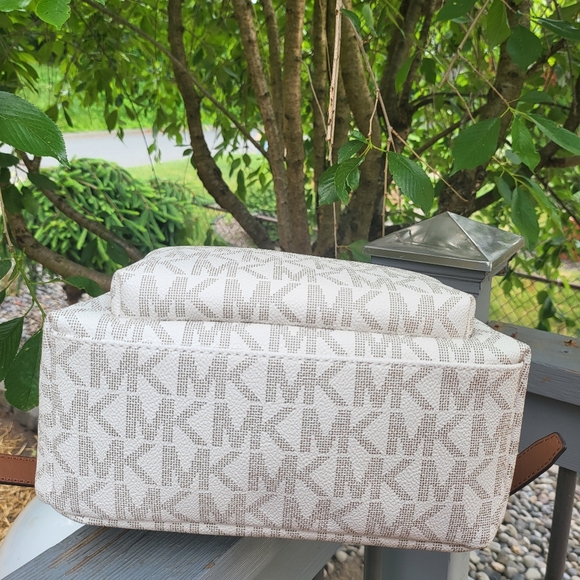 🔥SOLD🔥MICHAEL KORS🌻 ERIN MEDIUM MK LOGO SIGNATURE BACKPACK🎒 - Picture 6 of 13